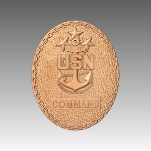Può includere: Targa ovale in legno con superficie strutturata e bordo a catena. La targa presenta le lettere "USN" sopra un'ancora, con stelle e la parola "COMMAND" sotto.