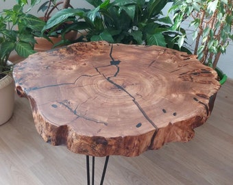 Tavolino Live Edge realizzato in lastra di olmo naturale, tavolino rustico con forma organica realizzato in legno di olmo e gambe in acciaio nero