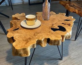 Live Edge Couchtisch aus natürlicher Ulmenplatte, rustikaler Couchtisch mit organischer Form aus Ulmenholz und schwarzen Stahlbeinen