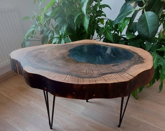 Tavolino Live Edge realizzato in lastra di olmo naturale, tavolino rustico con forma organica realizzato in legno di olmo e gambe in acciaio nero