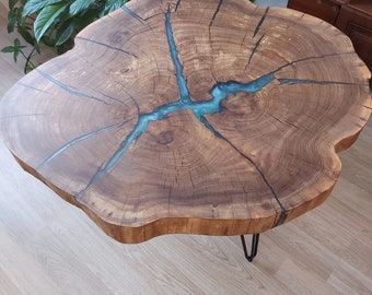 Tavolino Live Edge realizzato in lastra di olmo naturale, tavolino rustico con forma organica realizzato in legno di olmo e gambe in acciaio nero