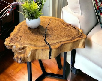 Prachtige Elm-salontafel gemaakt van massief houten plaat met harsvullingen, kleine Live Edge-bijzettafel gemaakt van iep, houten iep-bijzettafel