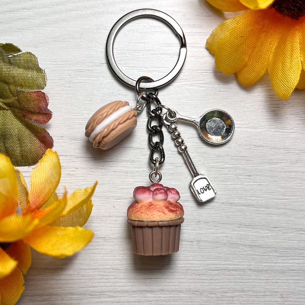 Porte-clés kawaii en fimo / Fait main en fimo / Pendentifs avec muffins et donut marron en fimo / Pendentif pelle en aluminium