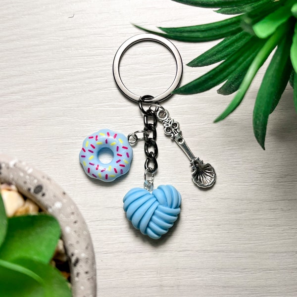 Porte-clés kawaii / Fait main en fimo / Pendentifs avec beignet et coeur bleu en fimo / Pendentif cuillère en aluminium