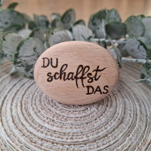 Glücksbringer • Holzkiesel mit Gravur • Du schaffst das • Handschmeichler • Kleeblatt • Glück • Motivation • Geschenkidee