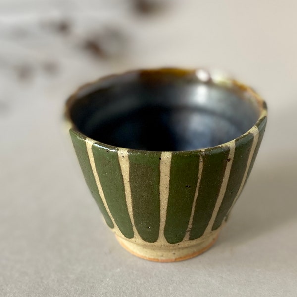 handgefertigter kleiner Keramik Becher, Espresso/Cortado 70 ml, in moosgrün braunen Naturtönen und Streifen Design, modern minimalistisch