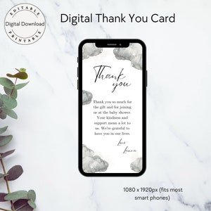 Puede incluir: Una tarjeta de agradecimiento digital con un diseño de nubes grises y blancas. El texto dice "Muchas gracias por el regalo y por acompañarnos en el baby shower. Tu amabilidad y apoyo significan mucho para nosotros. Estamos agradecidos de tenerte en nuestras vidas. Con cariño, Laura". La tarjeta está diseñada para adaptarse a la mayoría de los teléfonos inteligentes.