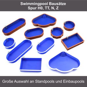 Könnte beinhalten: Eine Auswahl an Miniatur-Schwimmbecken in verschiedenen Formen, darunter oval, rechteckig und rund, mit blauen Innenräumen und braunen oder weißen Rändern. Jedes Becken hat eine kleine Leiter. Der Text oben lautet "Swimmingpool Bausätze Spur H0, TT, N, Z".