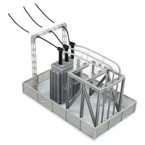Pode incluir: Modelo cinza de uma subestação elétrica, com transformador, estruturas de suporte e linhas de energia aéreas. O modelo inclui um perímetro cercado e componentes detalhados, mostrando um design de rede elétrica em miniatura.