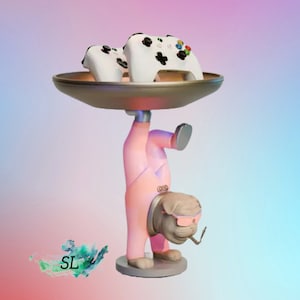 Könnte beinhalten: Eine rosafarbene Bulldoggenfigur, die ein Tablett mit zwei weißen Videospielcontrollern hält. Der Bulldogge trägt einen rosa Anzug und eine Sonnenbrille. Das Tablett ist rund und hat einen goldenen Rand.