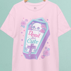 パステルゴス デッド バット キュート T シャツ | パステルゴス、かわいい服、闇かわいいシャツ、原宿服、かわいいゴス、不気味でかわいい T シャツ、魔女