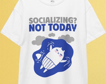 Może przedstawiać: Biała koszulka z niebiesko-białą ilustracją kota z nadrukiem "SOCIALIZING? NOT TODAY" z przodu.