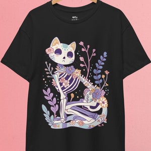 パステルゴス 猫のスケルトン T シャツ | パステルゴス、かわいい服、闇かわいいシャツ、コテージコア、かわいいゴス、不気味でかわいいシャツ、魔女