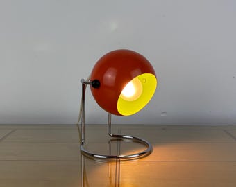 Lámpara de mesa, metal, forma de ojo, años 70, era espacial, diseño Sputnik, década de 1970, lámpara vintage naranja con soporte cromado, foco