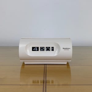 Zegar cyfrowy Sankyo Digital #451 w kolorze białym, zegar Sankyo, z klapką, z rolką, epoka kosmiczna, lata 70., Japonia, minimalizm, połowa wieku