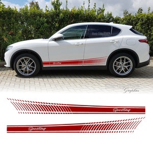 Könnte beinhalten: Ein weißes Auto mit roten und weißen Rennstreifen, auf denen "Sporting" steht. Das Auto steht auf einer gepflasterten Auffahrt.