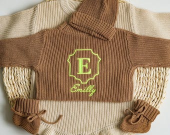 Warmer grobstrick Strampler mit individuellem Namen, bestickter Babykleidung, Neugeborenen Oversized Outfit, Geburtsankündigung