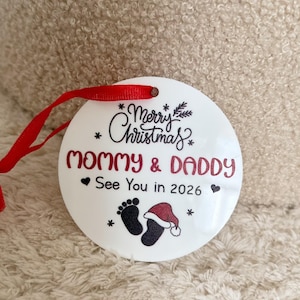 Décoration de sapin de Noël / Boule de Noël / Bébé 2026 / Bébé arrive en 2026 / Rendez-vous en 2026 / Décoration de sapin en céramique