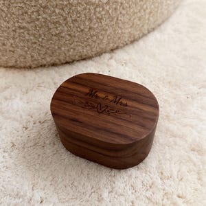 Engraved wooden ring box for weddings, ring carrier box for 2 rings, jewelry accessory for forever, decorated with Mr & Mrs, wedding ring box