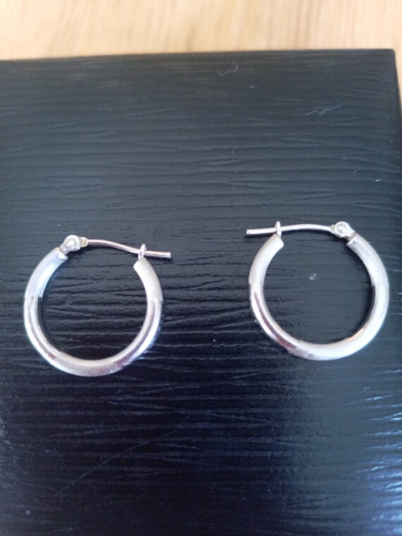 Vintage 10K white gold hoop earrings - image 2