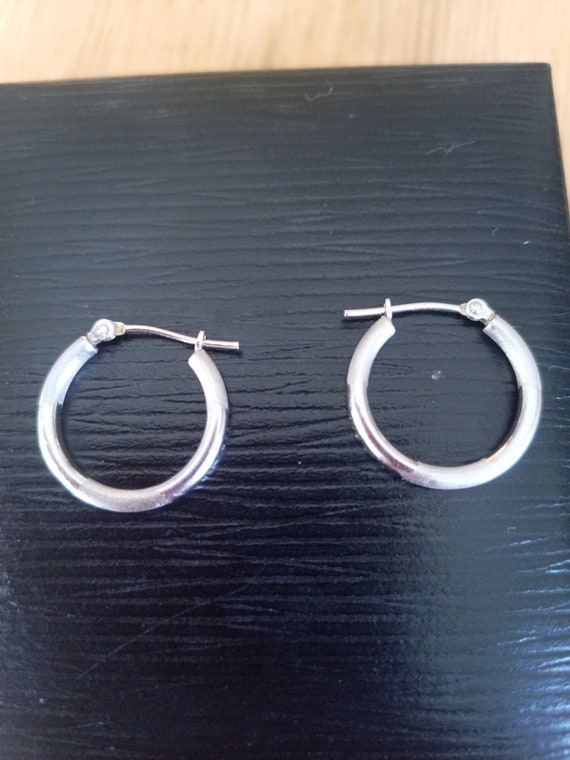 Vintage 10K white gold hoop earrings - image 3