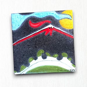 Könnte beinhalten: Abstrakte Malerei auf schwarzem Hintergrund mit roten, weißen, blauen und gelben Akzenten. Das Gemälde zeigt eine Bergkette mit einer Sonne am Himmel. Die Unterschrift des Künstlers, "The Lava Rock", befindet sich in der rechten unteren Ecke.