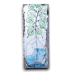 Puede incluir: Un azulejo de cerámica pintado a mano con una ilustración caprichosa de una planta verde en un jarrón de vidrio azul. El azulejo tiene una superficie texturizada y un fondo blanco.