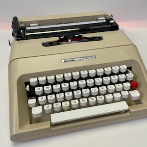 Máquina de escribir Olivetti Lettera 35 vintage con estuche original, color café con leche, forma única, máquina de escribir de lujo, totalmente revisada, cinta de dos tonos