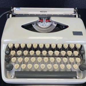 Vinage Triumph-Adler Tippa Typewriter (nr. 5174717) jaar 1971, onderhouden en gereinigd, volledig functionele typemachine, crème ivoor met koffer