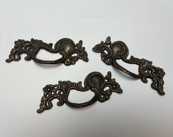 Paquete de 3 piezas de herrajes antiguos de latón vintage, tiradores o manijas para cajones de tocador coleccionables de estilo barroco victoriano rococó ornamentados