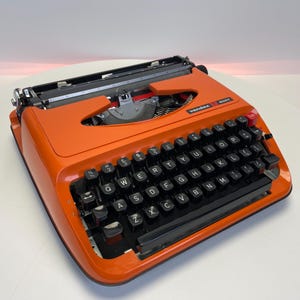 Máquina de escrever QWERTY Vendex 500T vintage, máquina de digitação funcional para estudantes, design retrô, laranja vibrante