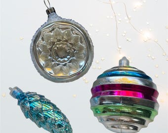 Paquete de adornos navideños vintage icónicos, adornos navideños con forma de piña de pino azul pintados a mano de vidrio y plástico y adornos navideños con destellos reflectantes