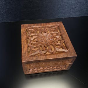 Piękne ręcznie rzeźbione drewniane pudełko w kształcie kostki, na biżuterię, kadzidło lub lekarstwa, pudełko na drobiazgi, 10 x 10 cm