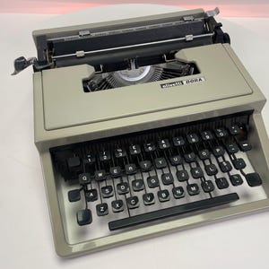 Máquina de escribir Olivetti Dora vintage, máquina de escribir portátil, de forma cúbica, totalmente funcional, con estuche, totalmente revisada y limpiada