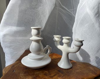 Candelabros vintage de porcelana blanca, juego de 2, para velas regulares y miniatura, un diseño clásico y atemporal.