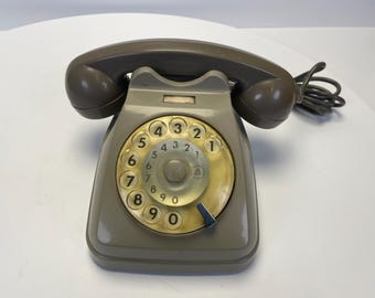 Teléfono doméstico italiano de baquelita de color café de los años 70, teléfono de escritorio analógico minimalista vintage con bordes suaves, acento de línea fija con estilo retro