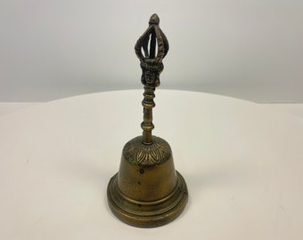 Timbre antiguo de latón para servicio, timbre vintage de latón de la época victoriana con mango ornamentado.