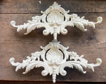 Adorno arquitectónico antiguo europeo de hierro fundido hecho a mano, herrajes barrocos vintage esmaltados en crema blanca, decoración histórica para entrada