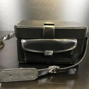 Sac photo vintage en cuir noir - Intérieur en velours rouge, bandoulière réglable, poche latérale - Étui pour appareil photo classique des années 1970, bandoulière, fermoirs argentés