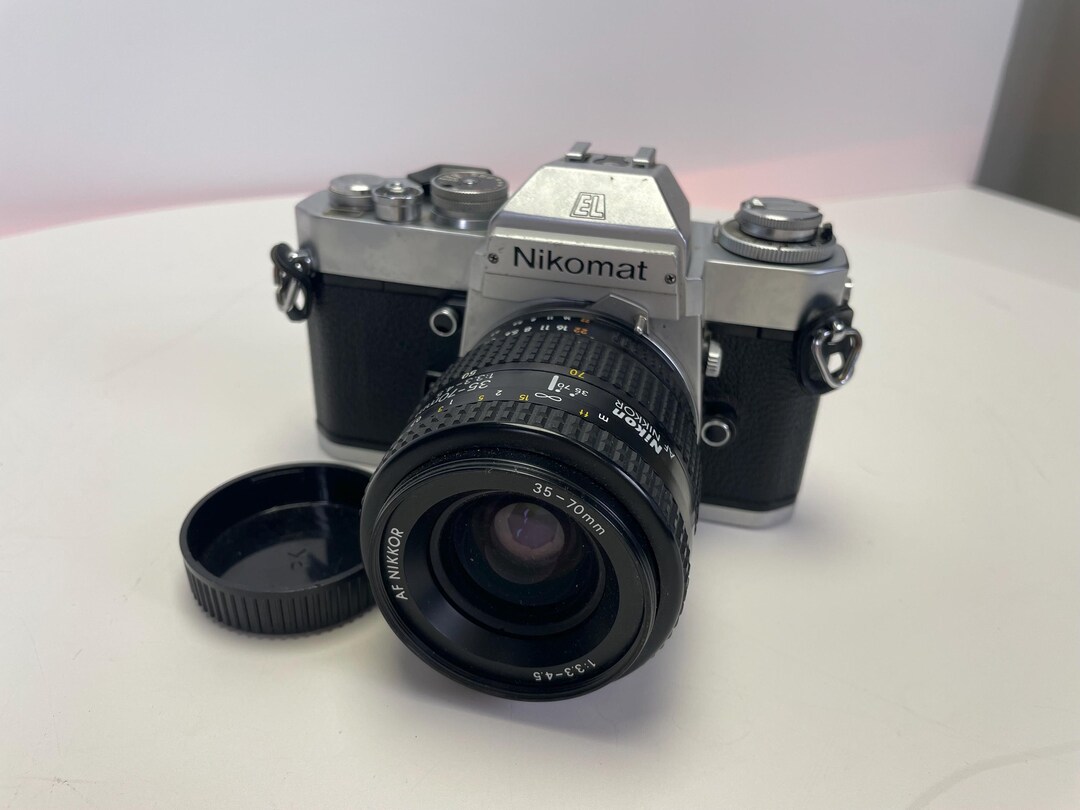 美しいビンテージ Nikon Nikomat EL フィルムカメラ、AF Nikkor 35-70