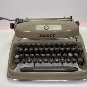 Vintage Alpina jaren 1950-60, zeldzame schrijfmachine voor verzamelaars, goede staat, volledig onderhouden en schoongemaakt, klassieke mokkakleur, QWERTY, Duitsland