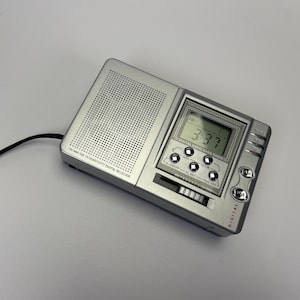 Radio de bolsillo multibanda digital vintage, pequeña radio portátil plateada con reloj digital, FM/MW/SW, funciona con pilas