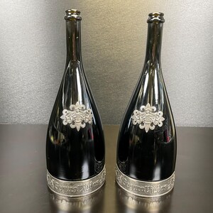 シグラ・ヴィウダス装飾スペイン産カバボトル2本、ダークガラス、銀色の装飾ブドウの蔓模様、ブリュット・レゼルバ・エレダッド、1.5L空