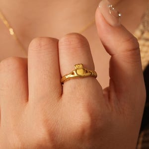 18K Vergoldeteter Claddagh Ring | Irischer Freundschaftsring aus Edelstahl | Herz, Krone & Zeiger Design