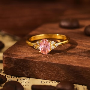 Anello in oro 18 carati con zirconi rosa: delicati gioielli Art Déco