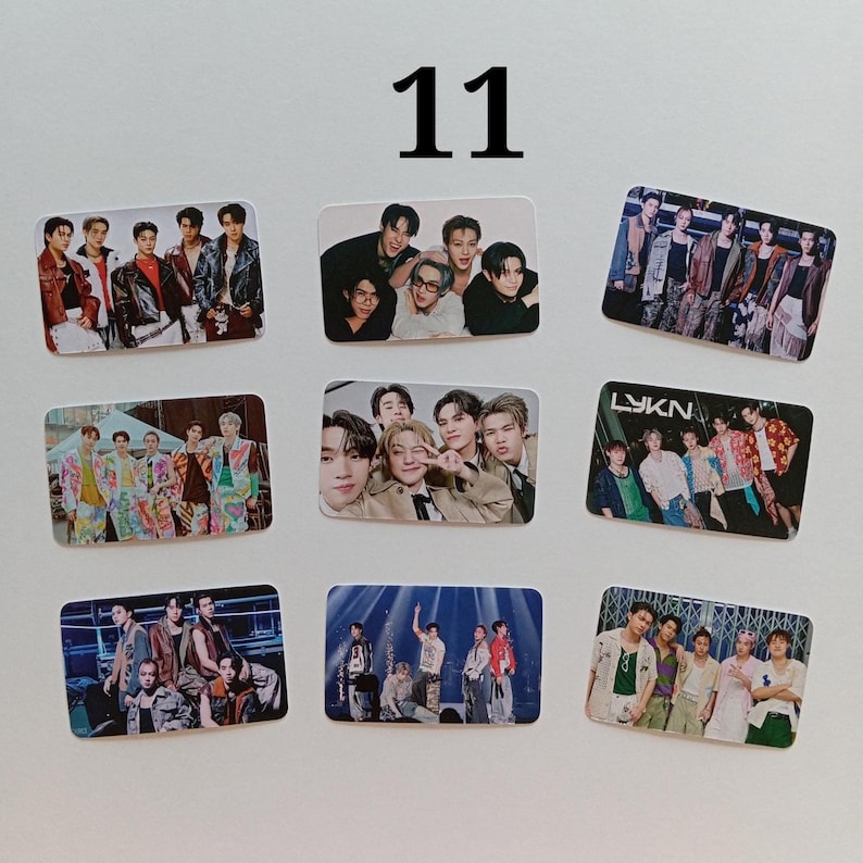 Op de afbeelding: Negen rechthoekige stickers met afbeeldingen van een muziekgroep. De stickers tonen verschillende groepsfoto's, met het nummer "11" in het zwart bovenaan. De stickers staan op een witte achtergrond.