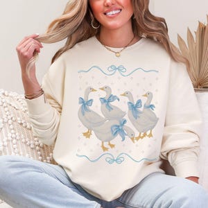 Vintage Country Geese Comfort Colors Sweatshirt Blue 1980s Kitchen Farmhouse Crewneck Silly Goose Lover Tshirt Retro Mama Cottagecore Ivory