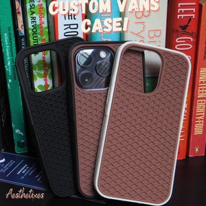 Coque personnalisée inspirée des Vans Coque en caoutchouc unique à semelle gaufrée pour iPhone 15, 14, 13, 12, 11, XR, XS, X Coques iPhone inspirées de la OLD Skool image 1