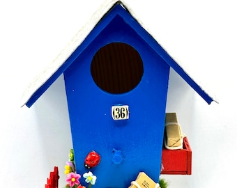 Happy Birdhouse