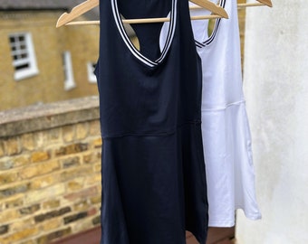 Robe de tennis femme blanche à rayures contrastées, Vêtements de tennis, Vêtements de sport, Vêtements de tennis, Robe de sport, Robe de sport avec short avec poches